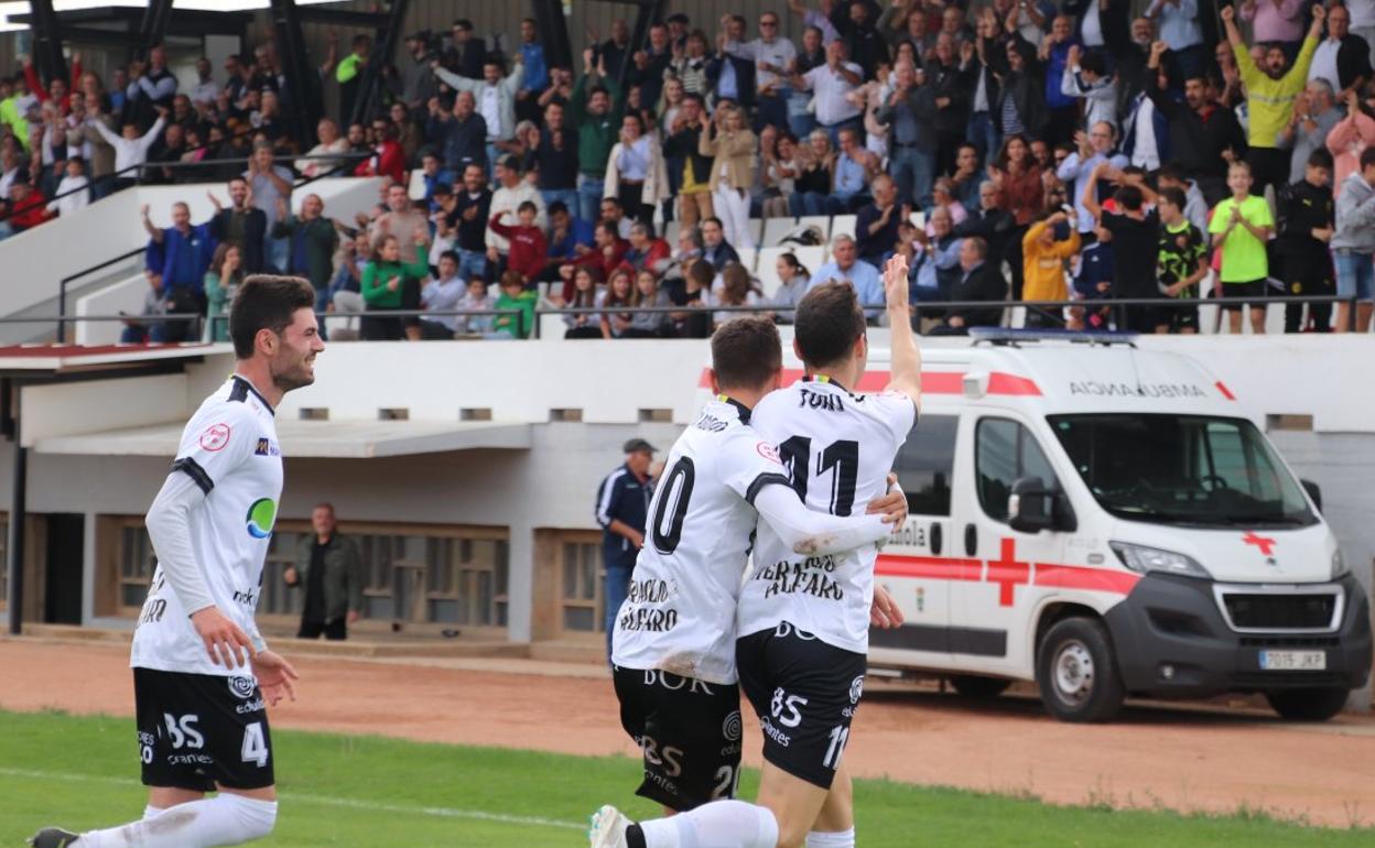Arturo brinda el primer gol ante el Tudelano a la afición alfareña. 