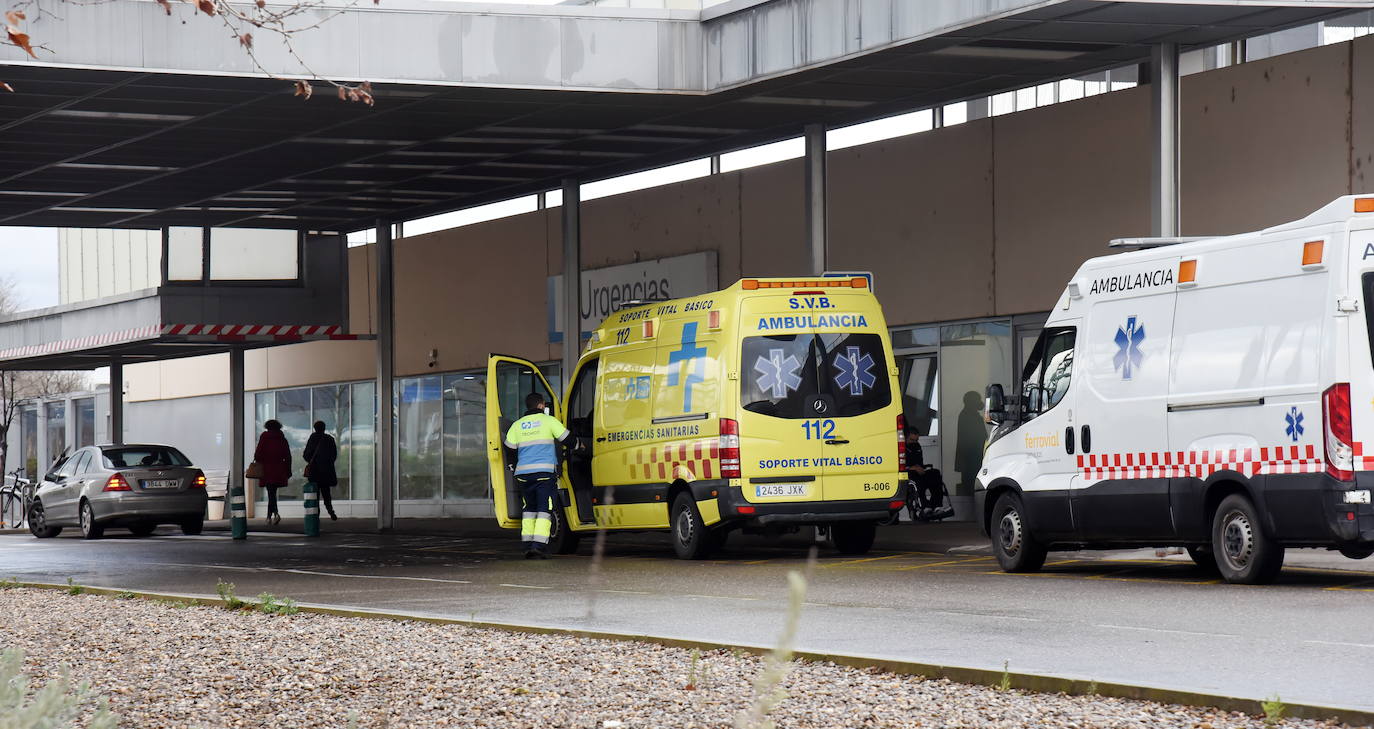 Ambulancias en la entrada de Urgencias del San Pedro.
