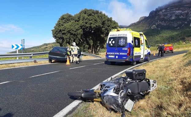 El turismo y la motocicleta involucrados en el accidente del puerto de Herrera. 