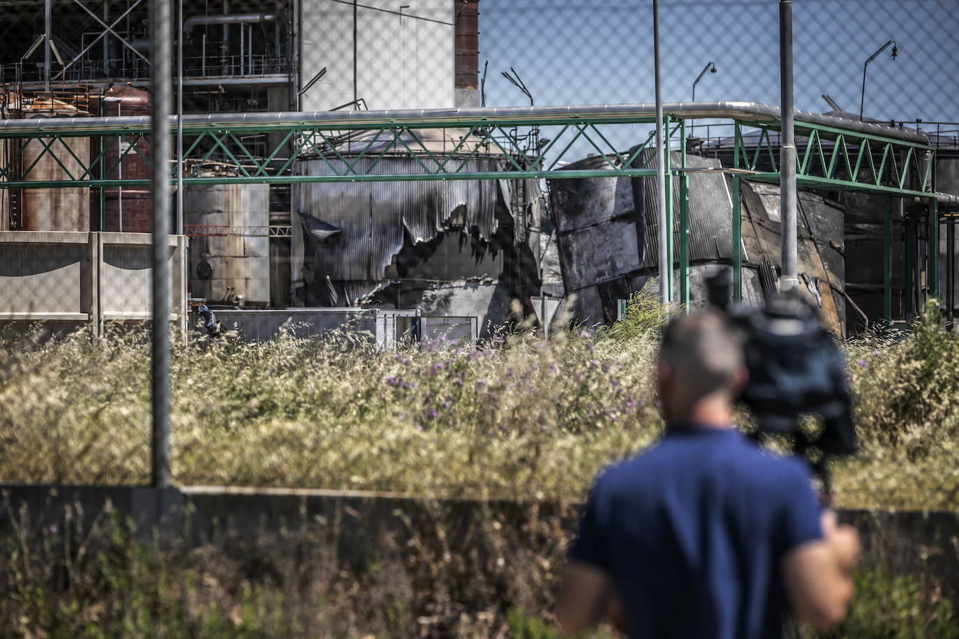 Depósitos de combustible destrozados tras la explosión en la planta de biodiésel de Calahorra, que provocó dos muertes