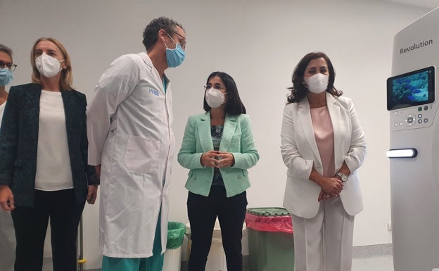 La ministra de Sanidad, Carolina Darias, esta mañana en su visita al hospital San Pedro, con Concha Andreu y María Somalo. 