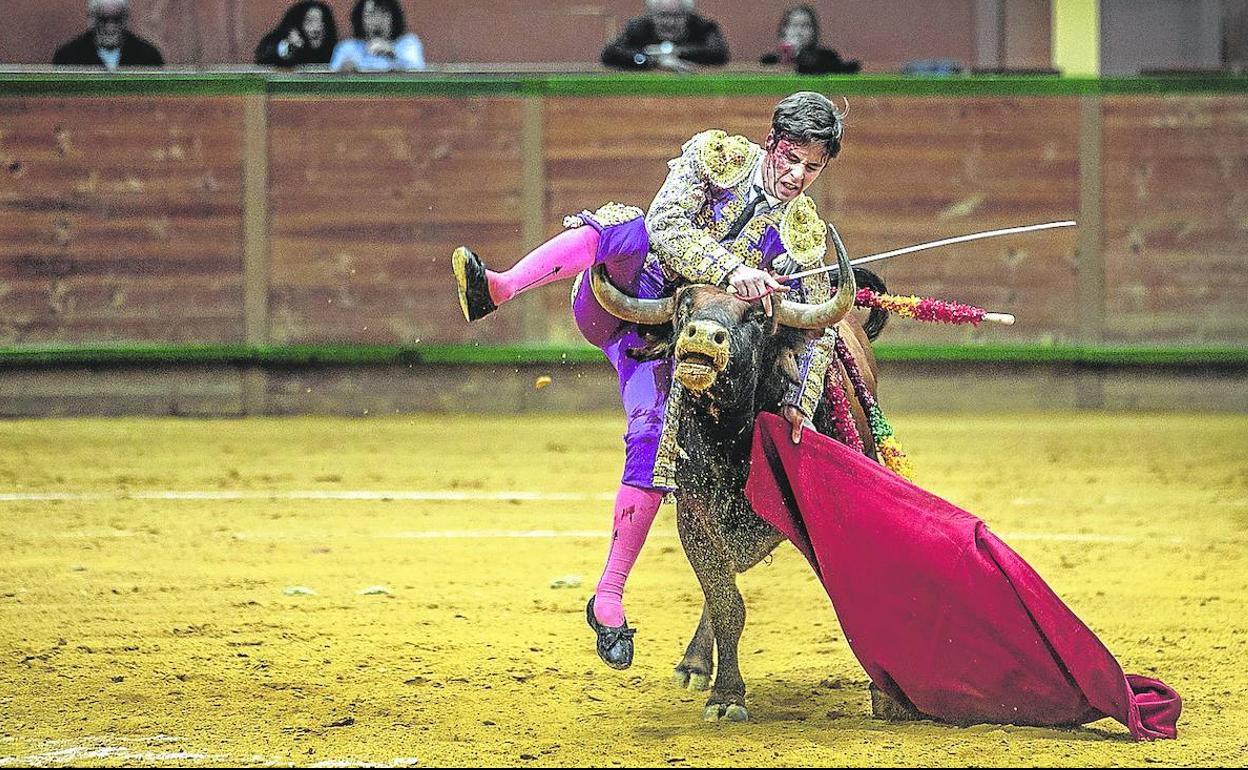 El último novillo dio un susto a Christian Parejo, que finalmente cortó una oreja, la única en la tarde de ayer en Arnedo. 