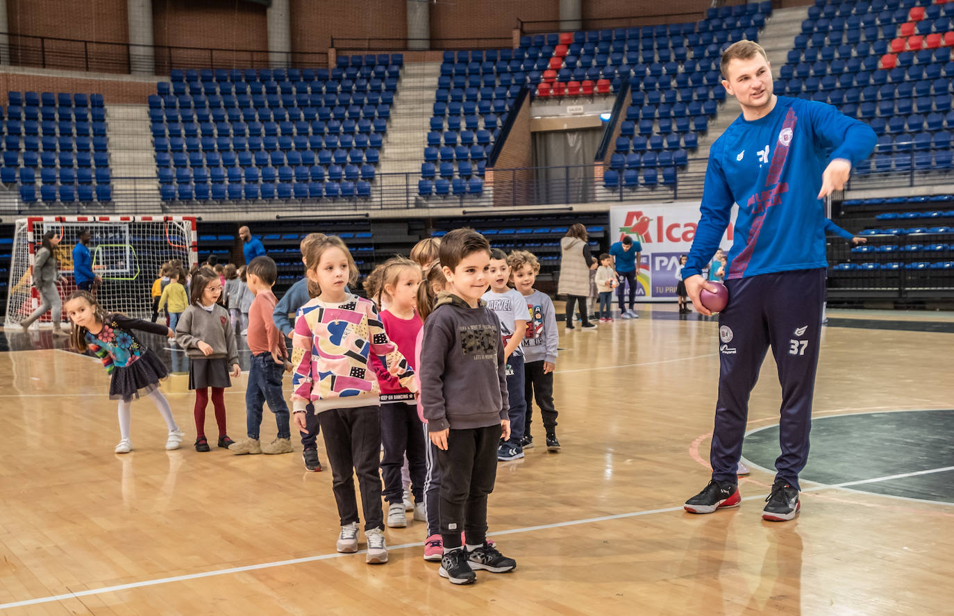 Fotos: Una jornada de balonmano para los más peques