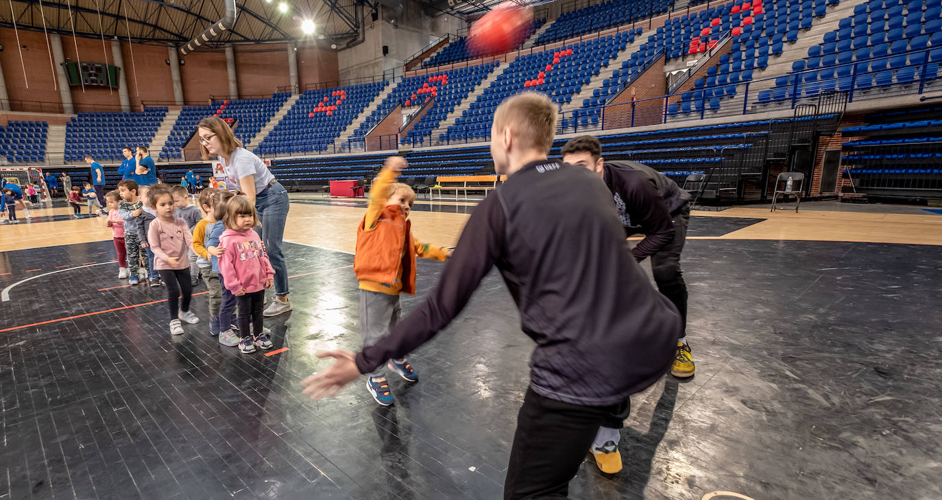 Fotos: Una jornada de balonmano para los más peques
