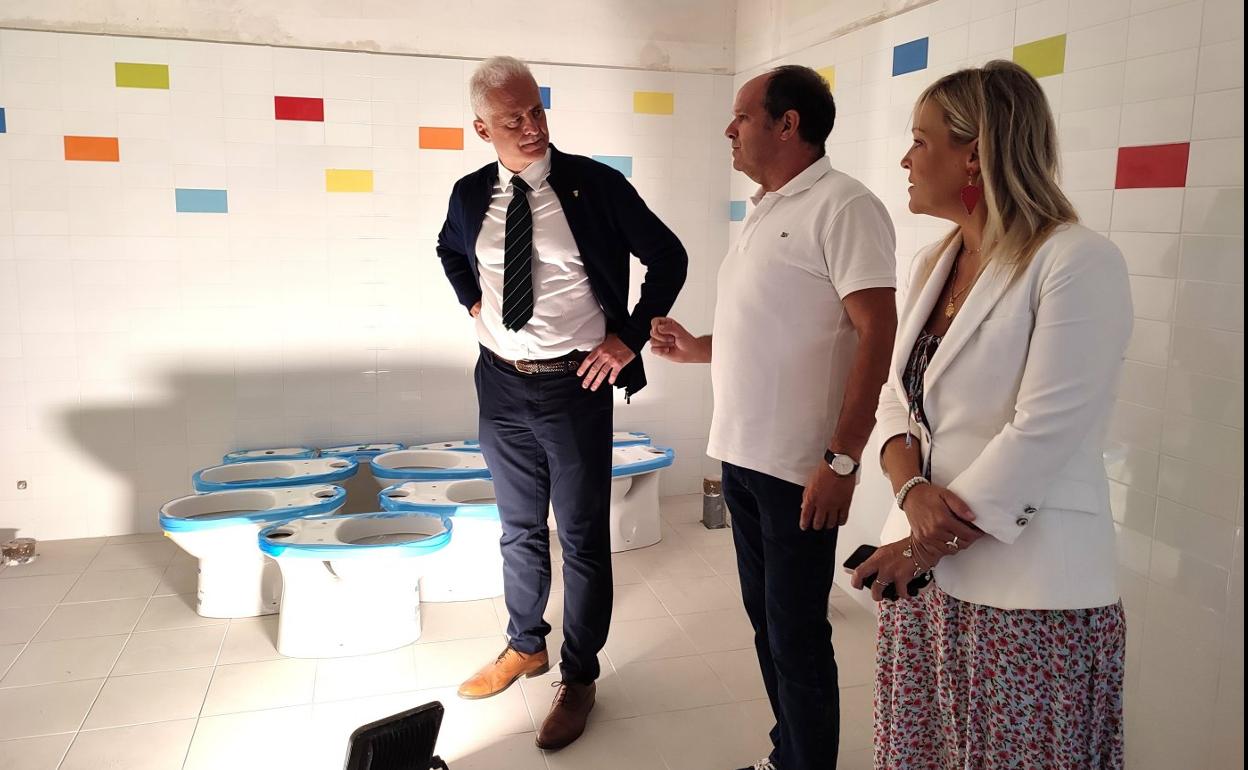 Visita del alcalde y la concejala delegada al San Pío X durante la pasada renovación de los aseos. 