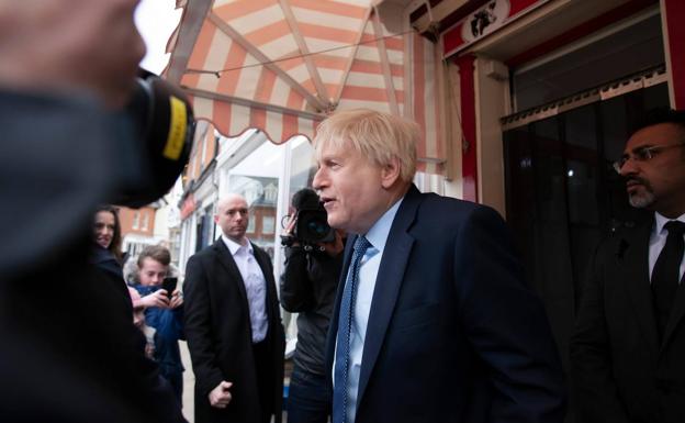 Kenneth Branagh, caracterizado como Boris Johnson.