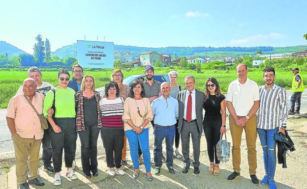 Miembros del Gobierno de La Rioja y del Ayuntamiento de Alberite posan al anunciar el protocolo. 