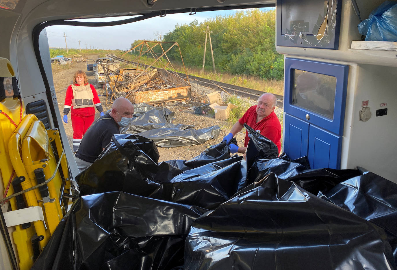 Fotos: Ucrania denuncia al menos 20 muertos en un nuevo ataque a un convoy humanitario en Kupiansk