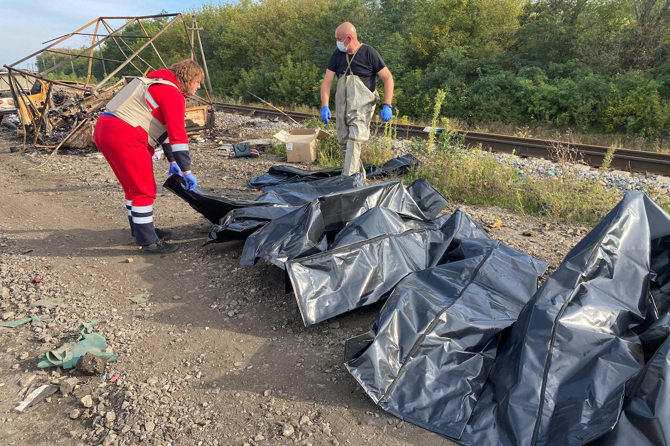 Fotos: Ucrania denuncia al menos 20 muertos en un nuevo ataque a un convoy humanitario en Kupiansk