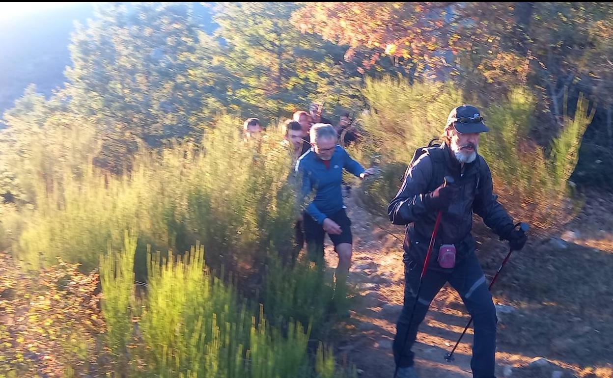 Más de 300 senderistas recorren la Sierra de Cebollera en la Marcha 'Hoyos de Iregua'