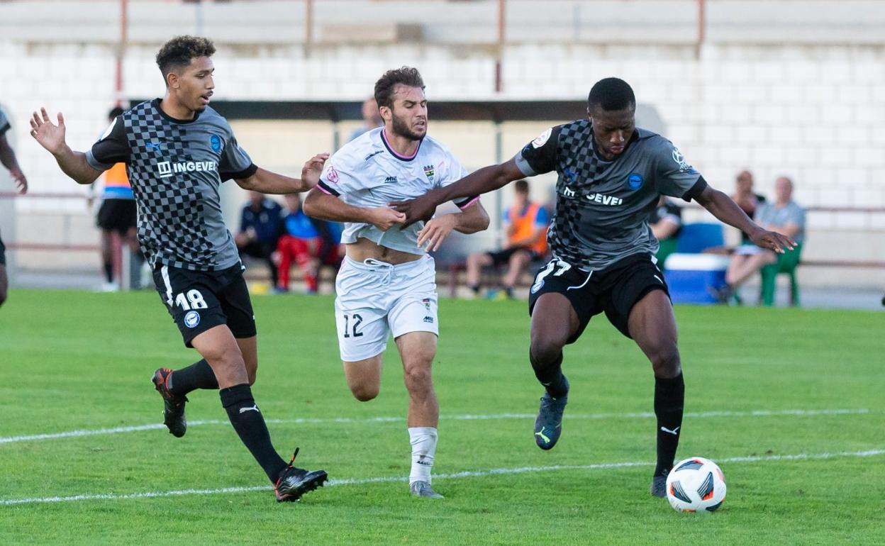 Un lance del partido entre el Racing Rioja y el filial del Alavés. 