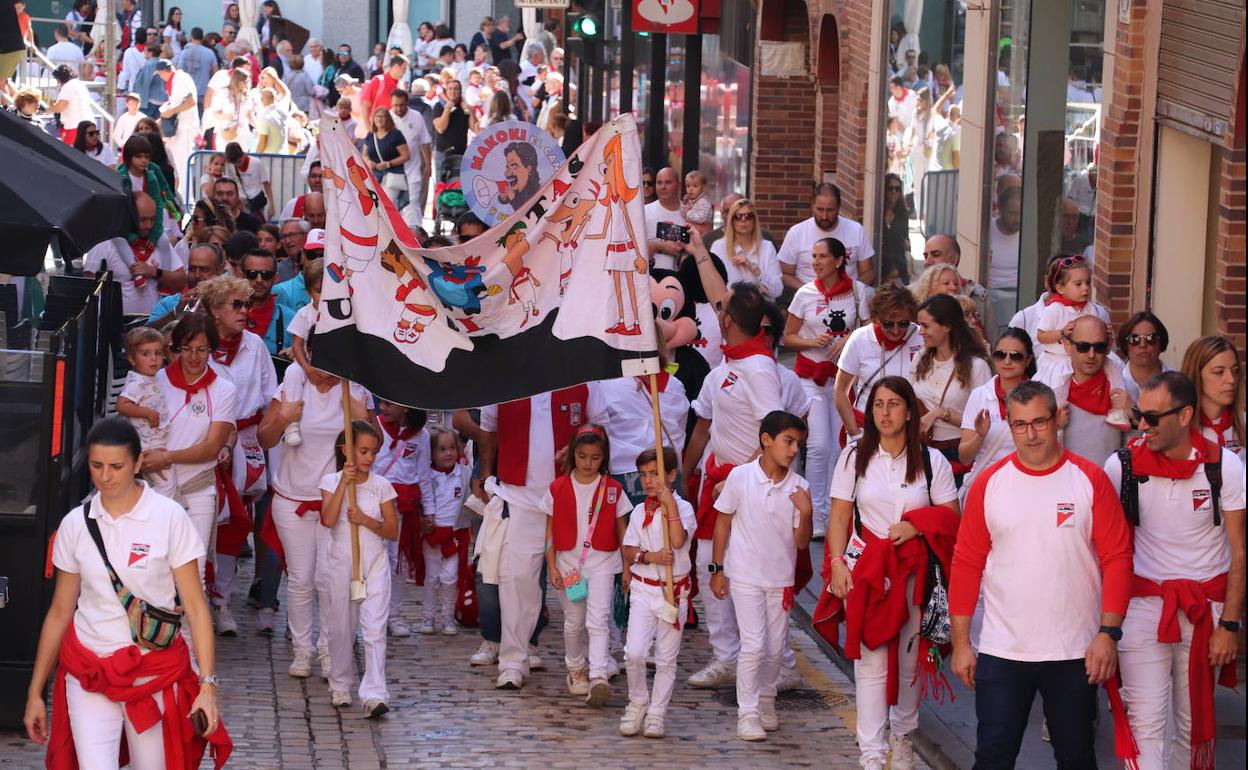 Los Lubumbitas protagonizaron el último mediodía festivo con su pasacalles y reparto de caramelos. 