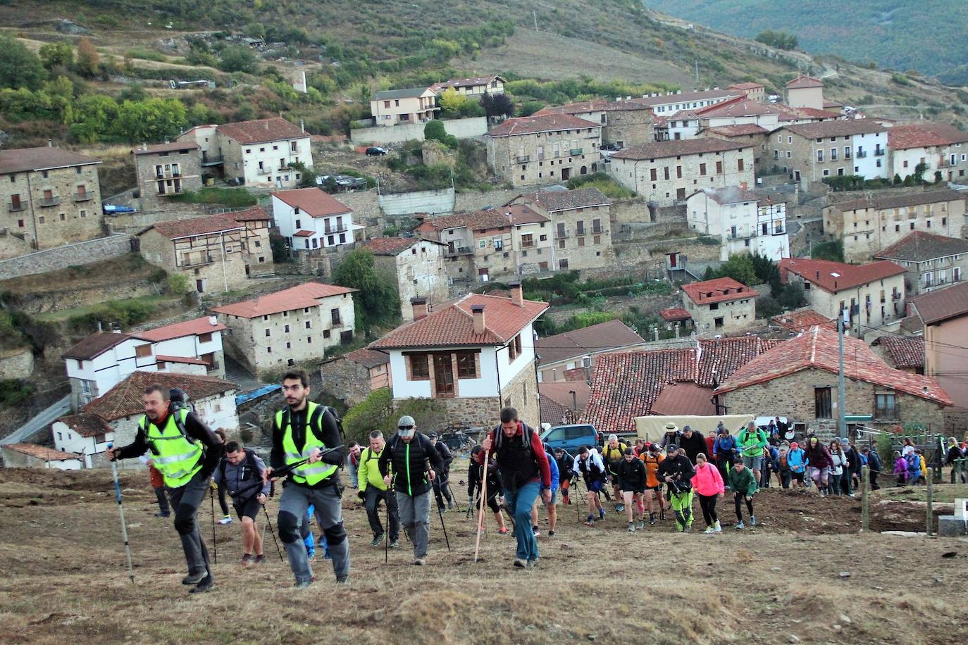 Fotos: Más de 300 senderistas recorren la Sierra de Cebollera