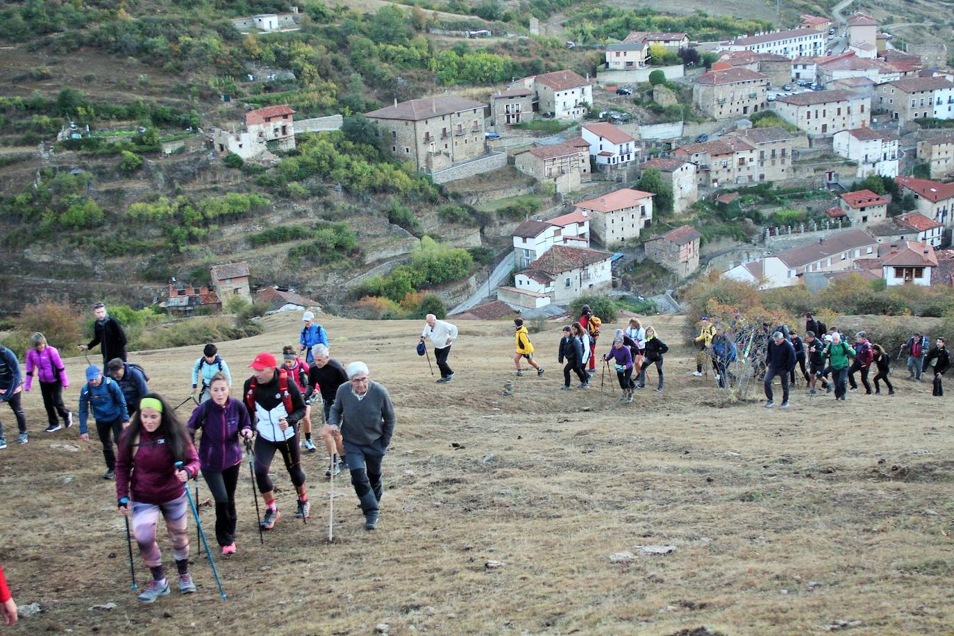 Fotos: Más de 300 senderistas recorren la Sierra de Cebollera