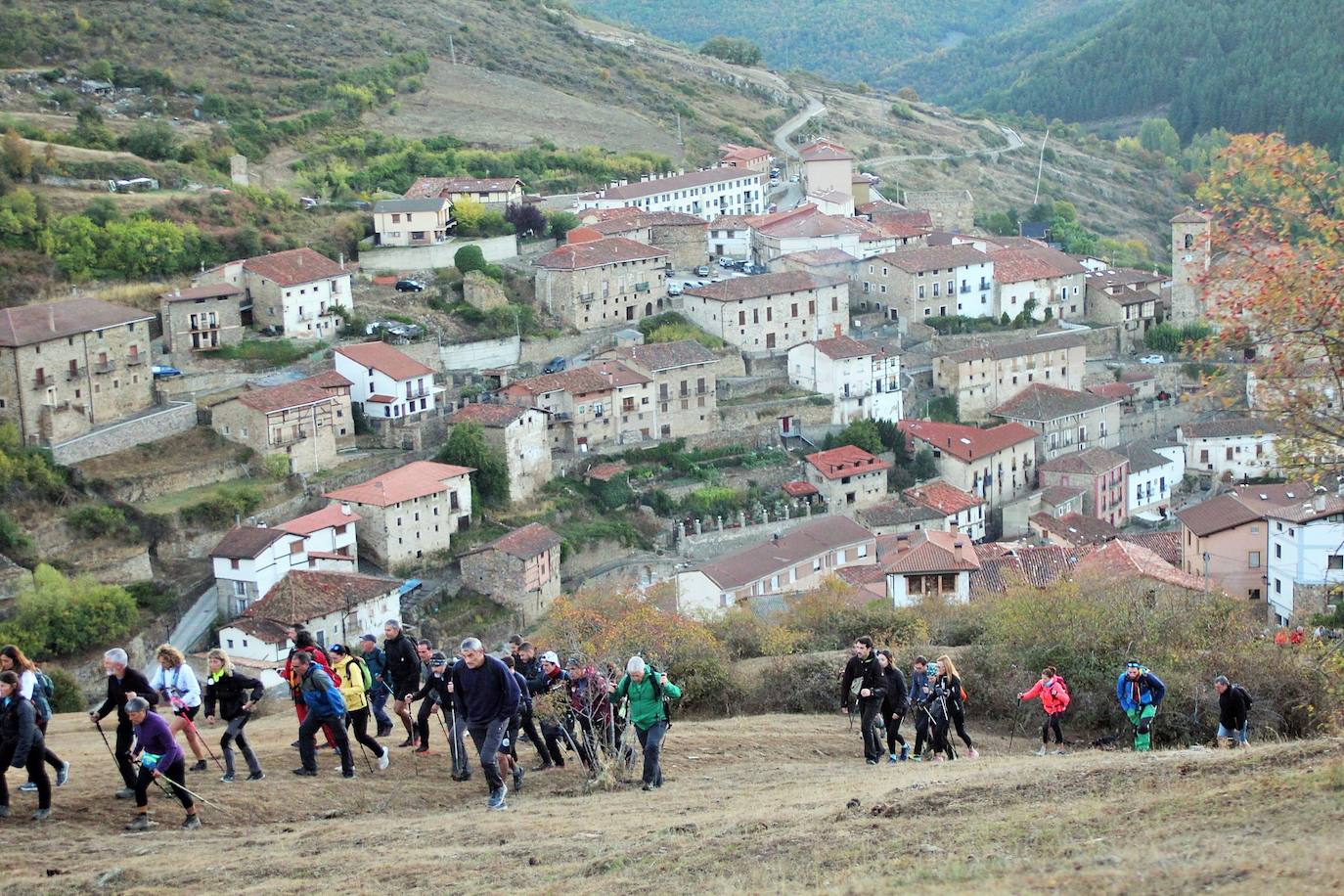 Fotos: Más de 300 senderistas recorren la Sierra de Cebollera