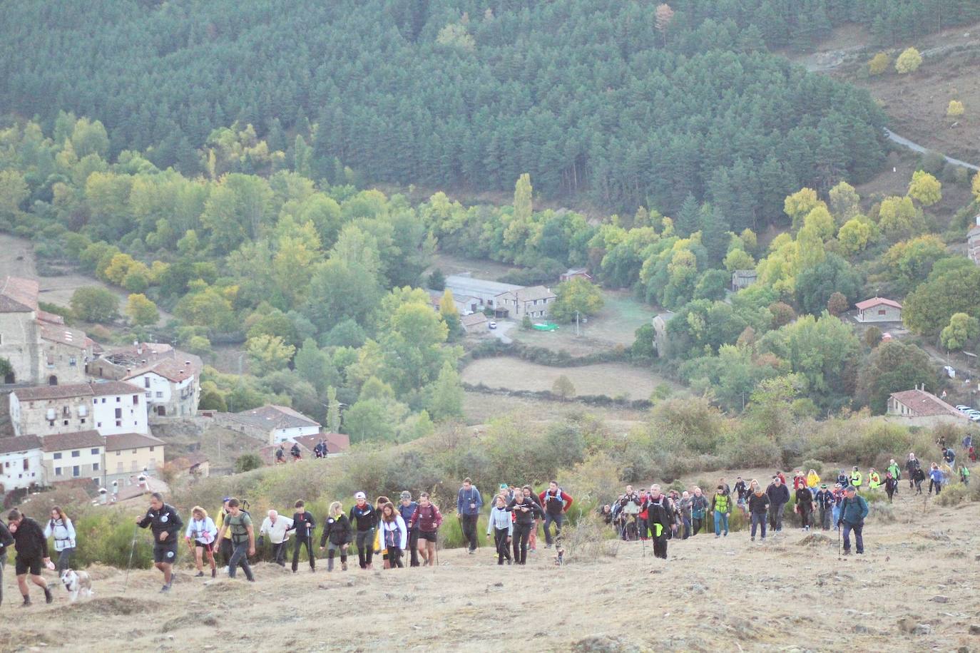 Fotos: Más de 300 senderistas recorren la Sierra de Cebollera