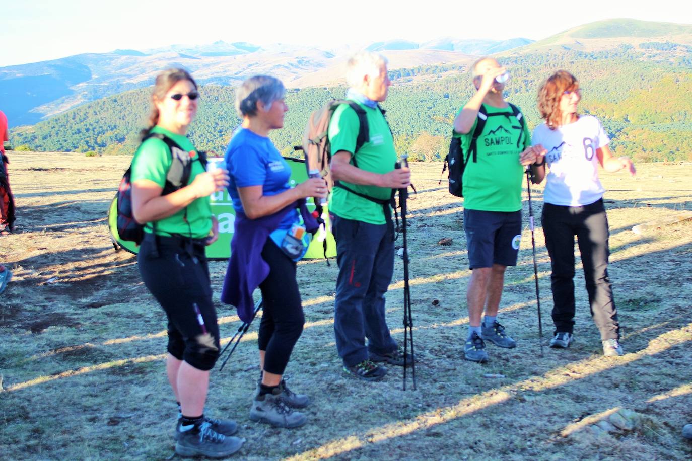 Fotos: Más de 300 senderistas recorren la Sierra de Cebollera