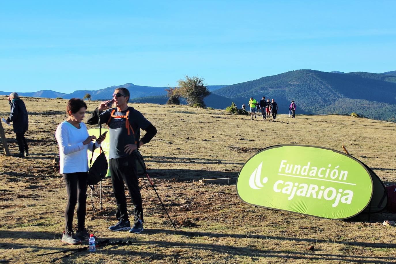 Fotos: Más de 300 senderistas recorren la Sierra de Cebollera