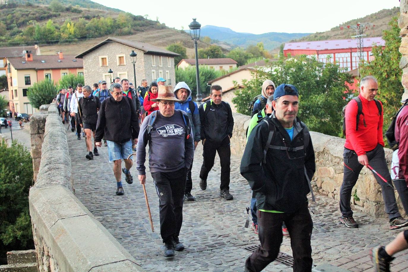 Fotos: Más de 300 senderistas recorren la Sierra de Cebollera