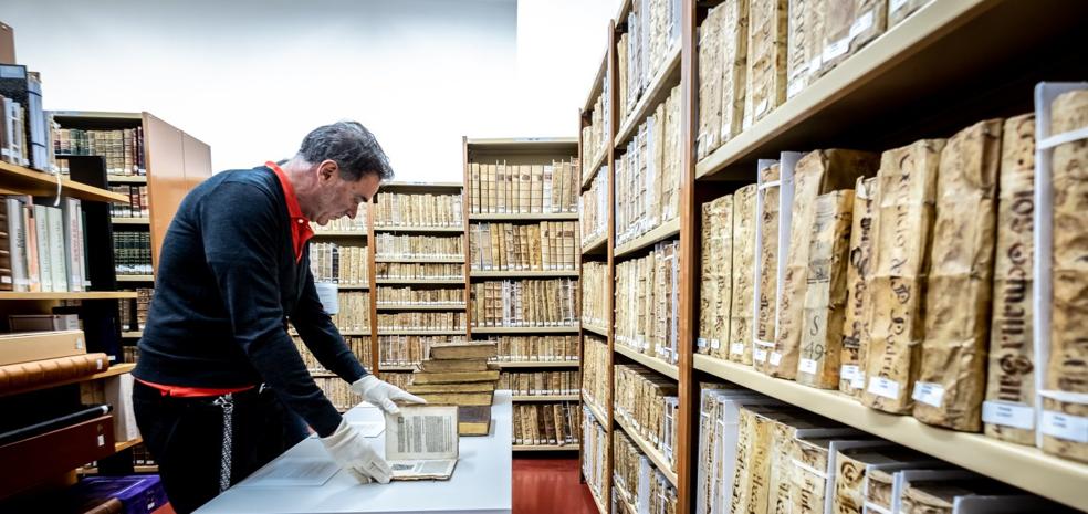 El director de la Biblioteca, Josu Rodríguez, en el fondo de libros antiguos. 