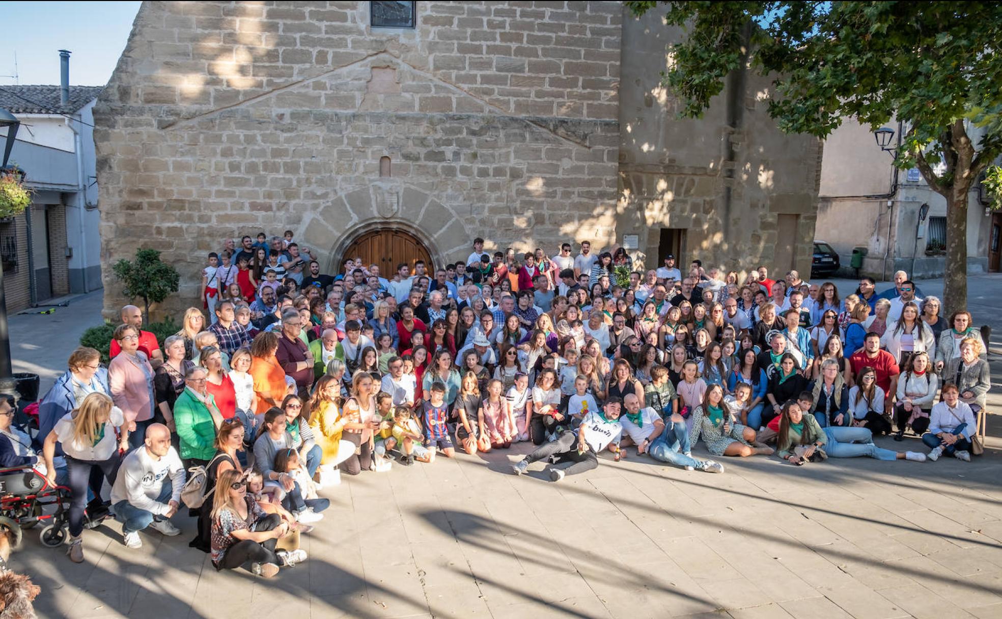 Participantes en la fotografía que ilustrará el calendario. 