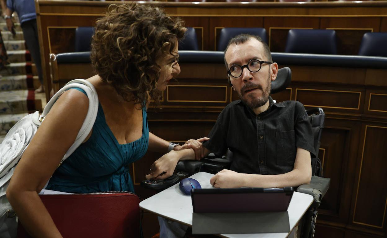 María Jesús Montero y Pablo Echenique en el Congreso.