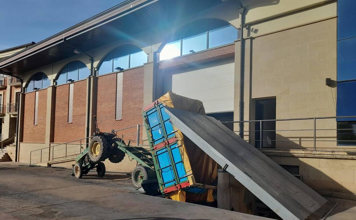 Imagen del tractor del que se ha caído el herido esta tarde en Nájera. 