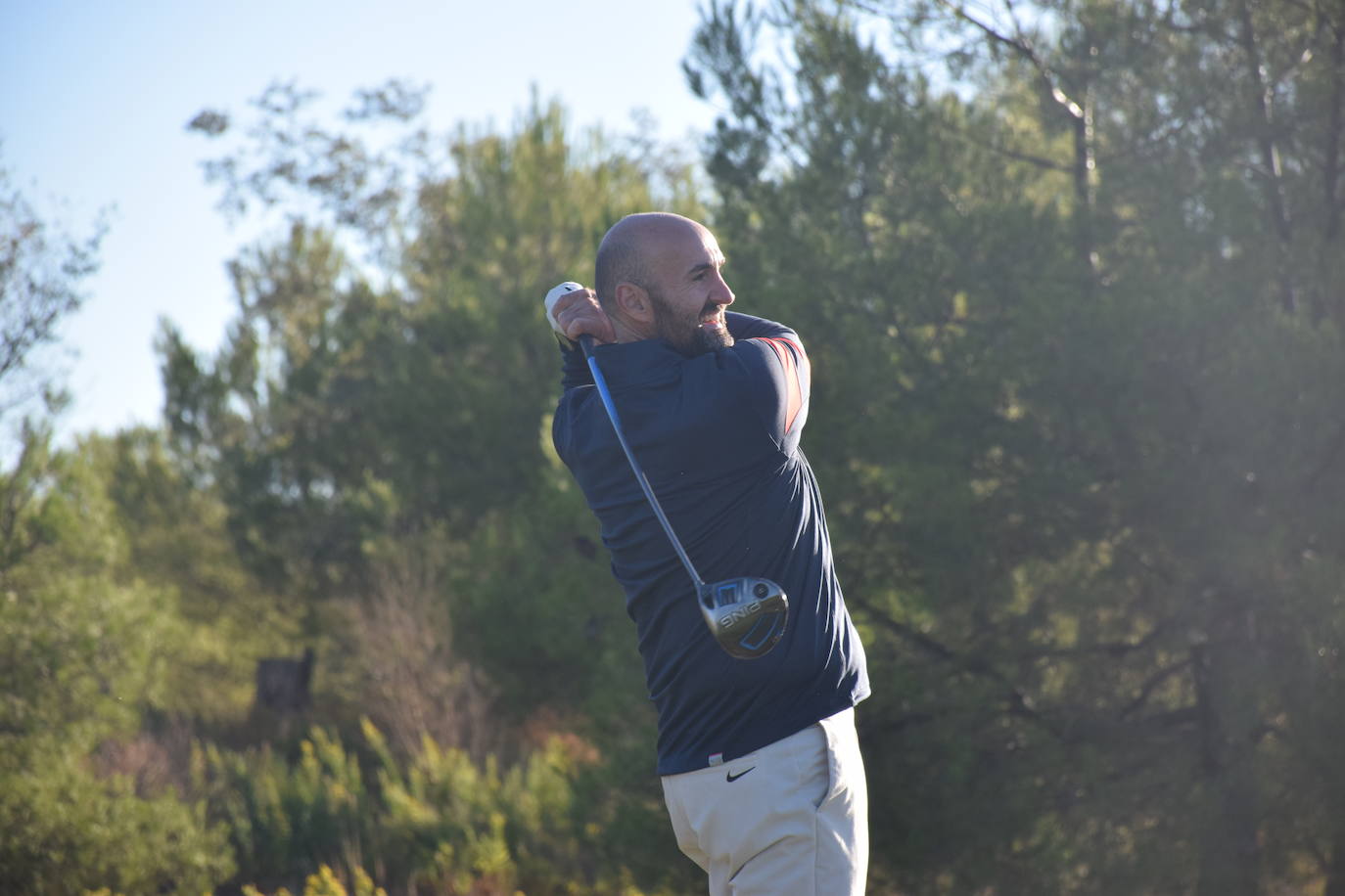 Un jugador disfruta de la jornada en el Campo de Logroño.