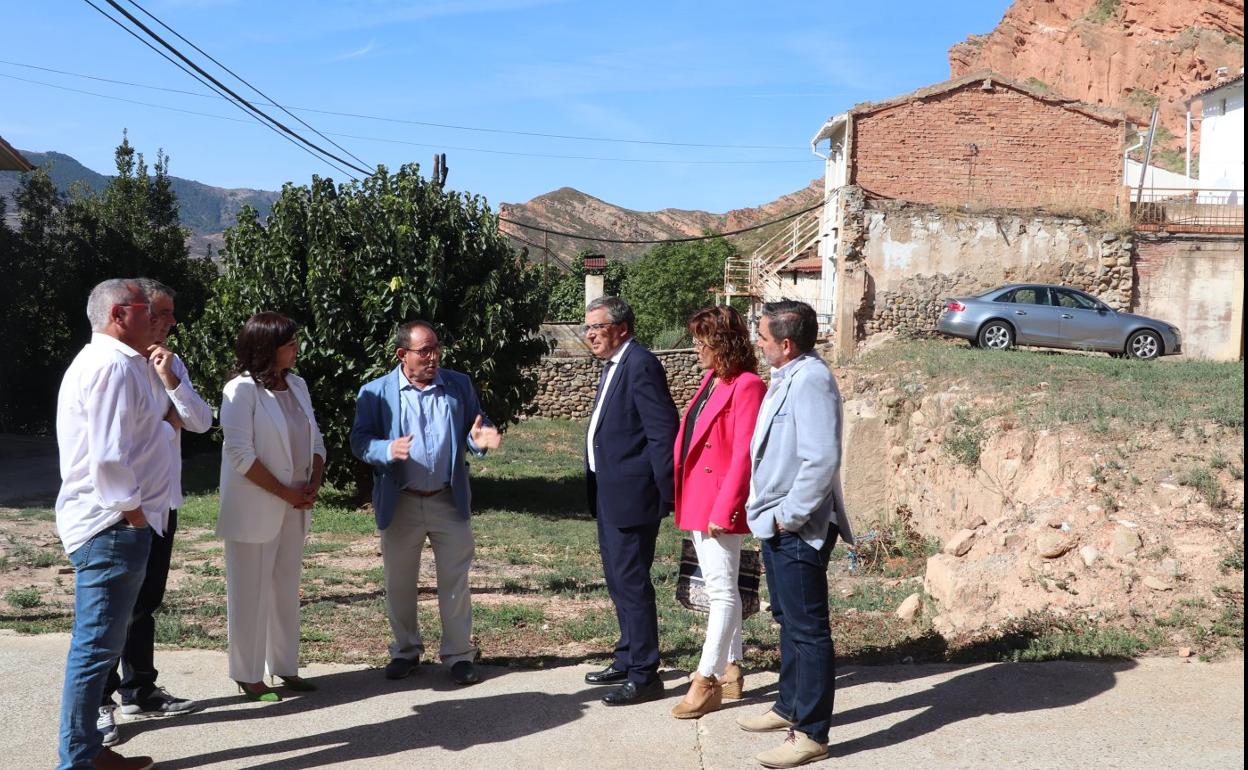 El alcalde muestra la zona a la presidenta Andreu. 