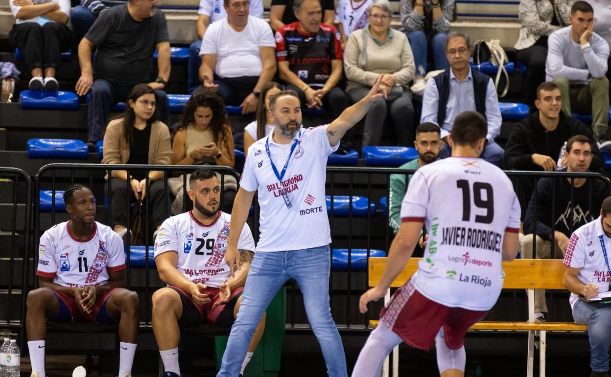 Velasco da instrucciones en el partido del pasado sábado. 