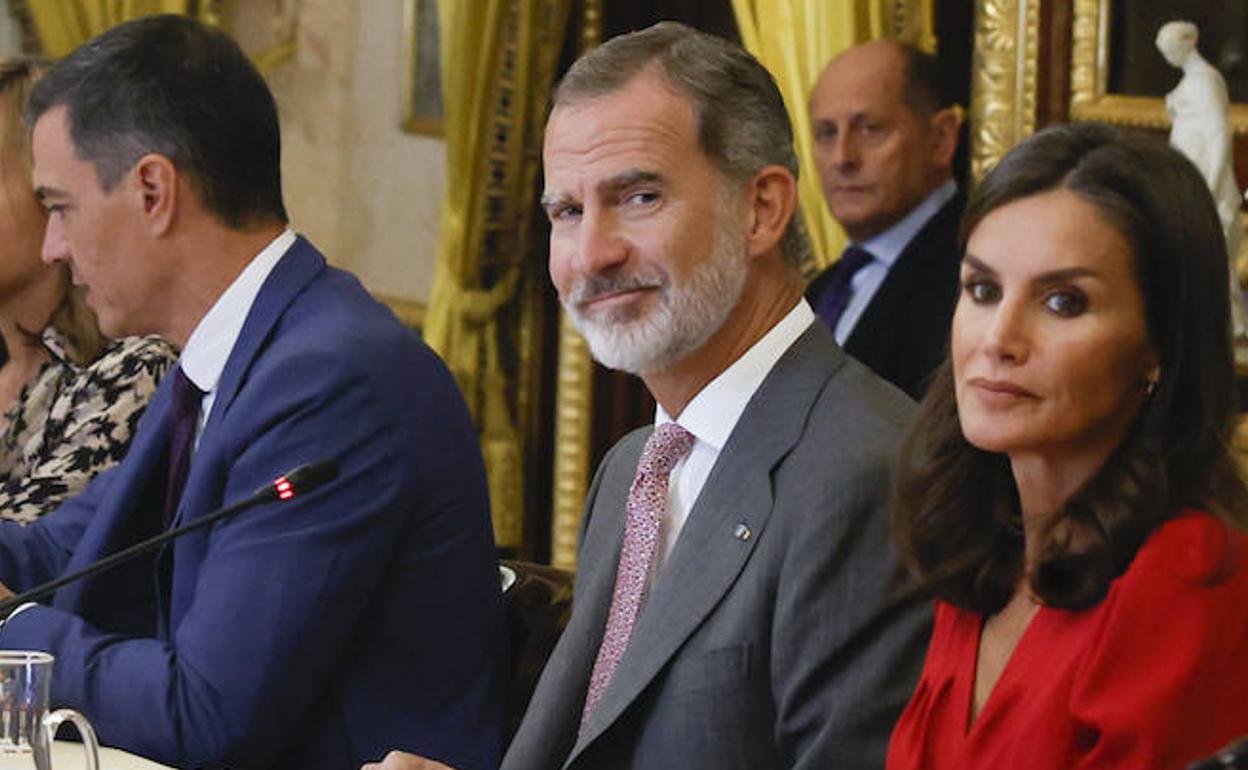 Los reyes, don Felipe y doña Letizia junto al presidente del Gobierno, Pedro Sánchez, en la reunión de Patronato del Instituto Cervantes celebrada en Aranjuez. 