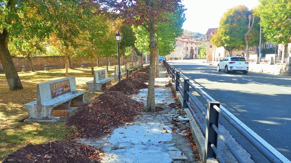 La fila Este de los bancos de Pradillo ha sido retrasada un par de metros para alejarlos de la calzada de la carretera N-111.