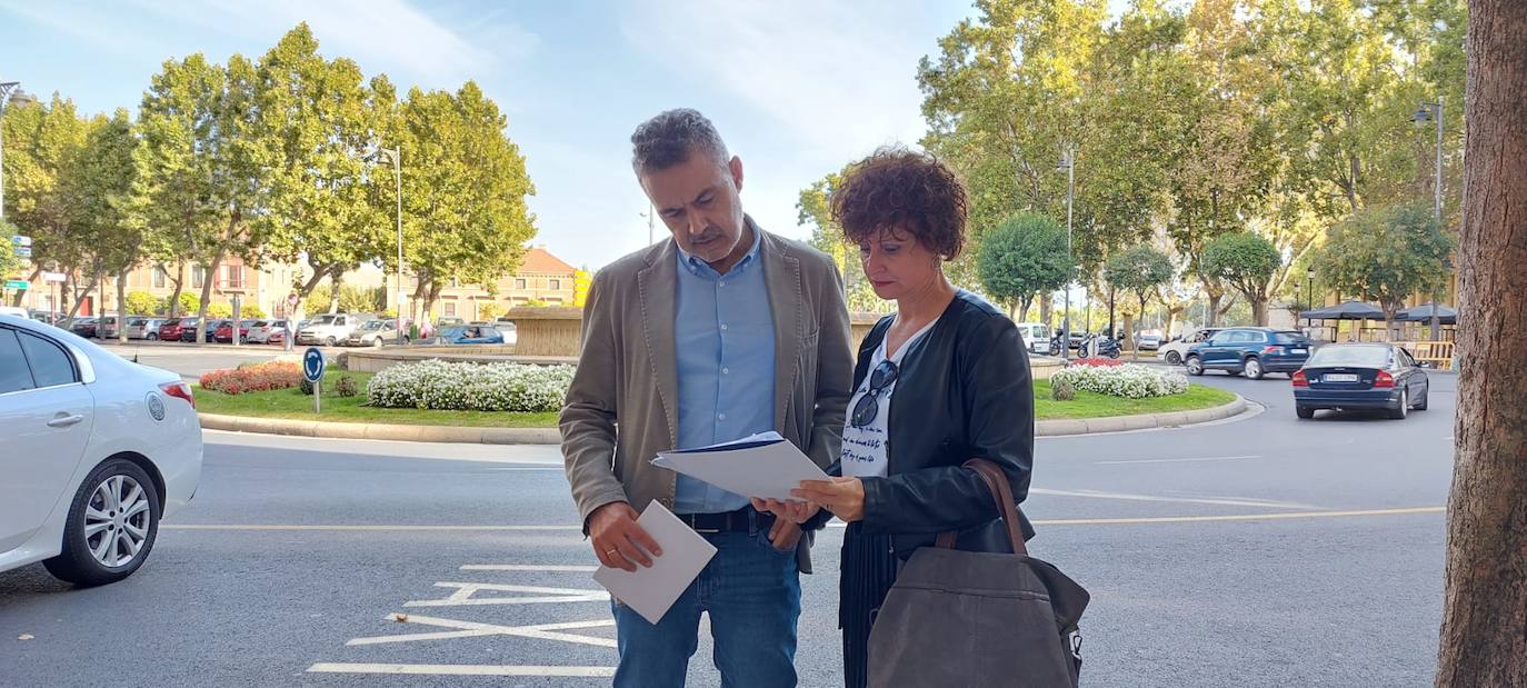 Visita de Escobar y Sanz a la plaza de la Diversidad. 