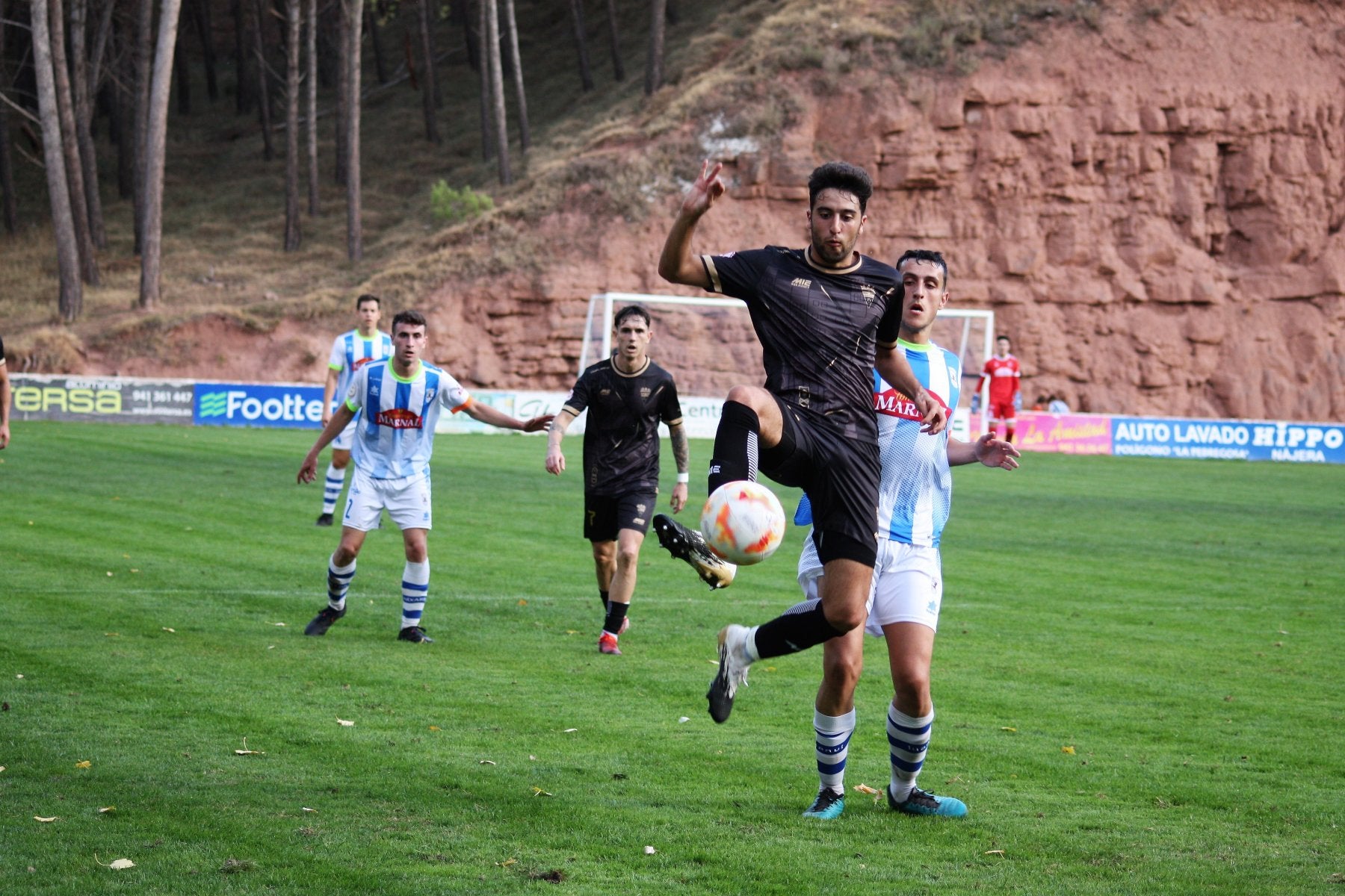 Carballo trata de impedir que Manu se haga con el balón. 