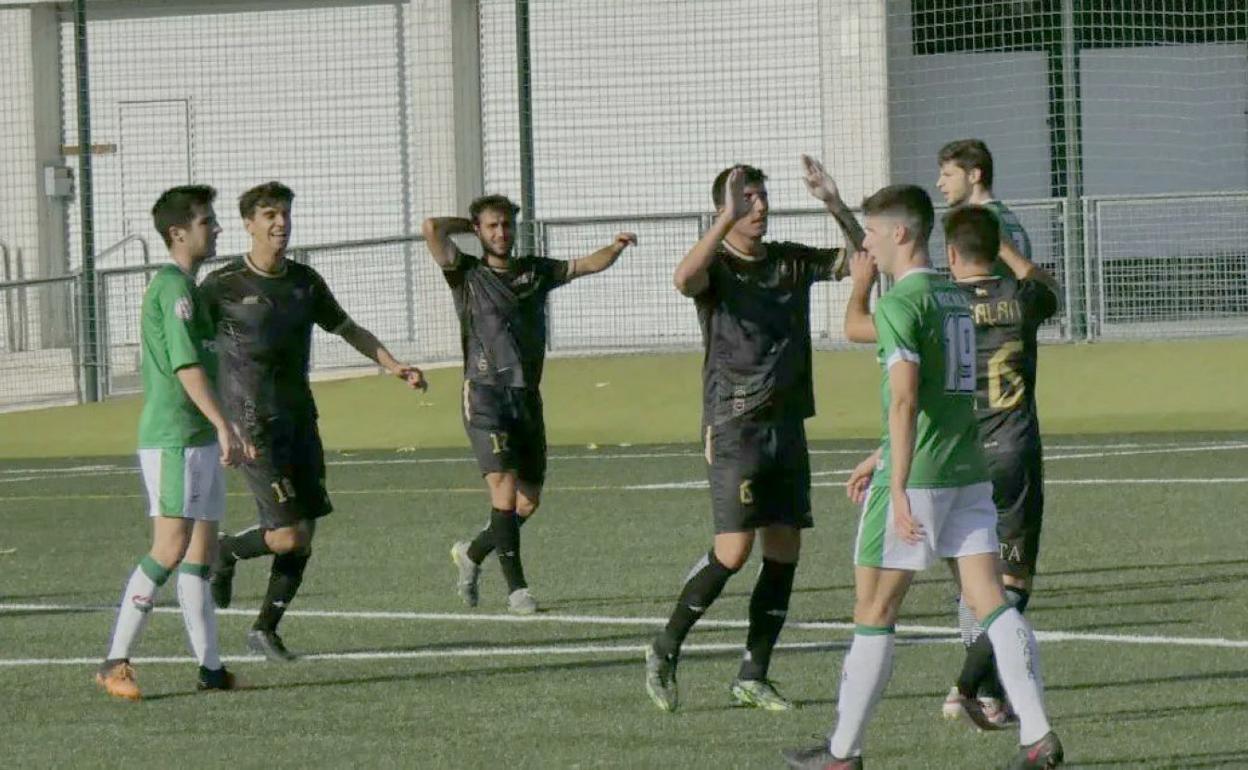 Cerrajería celebra el 0-1 de su equipo. 