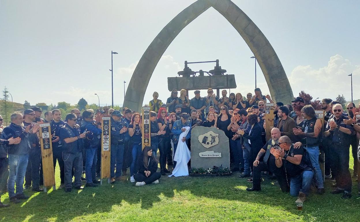 Inauguración del monumento a los motoristas fallecidos en carretera en la glorieta de la confluencia de Portillo, San Millán y Gonzalo de Berceo.