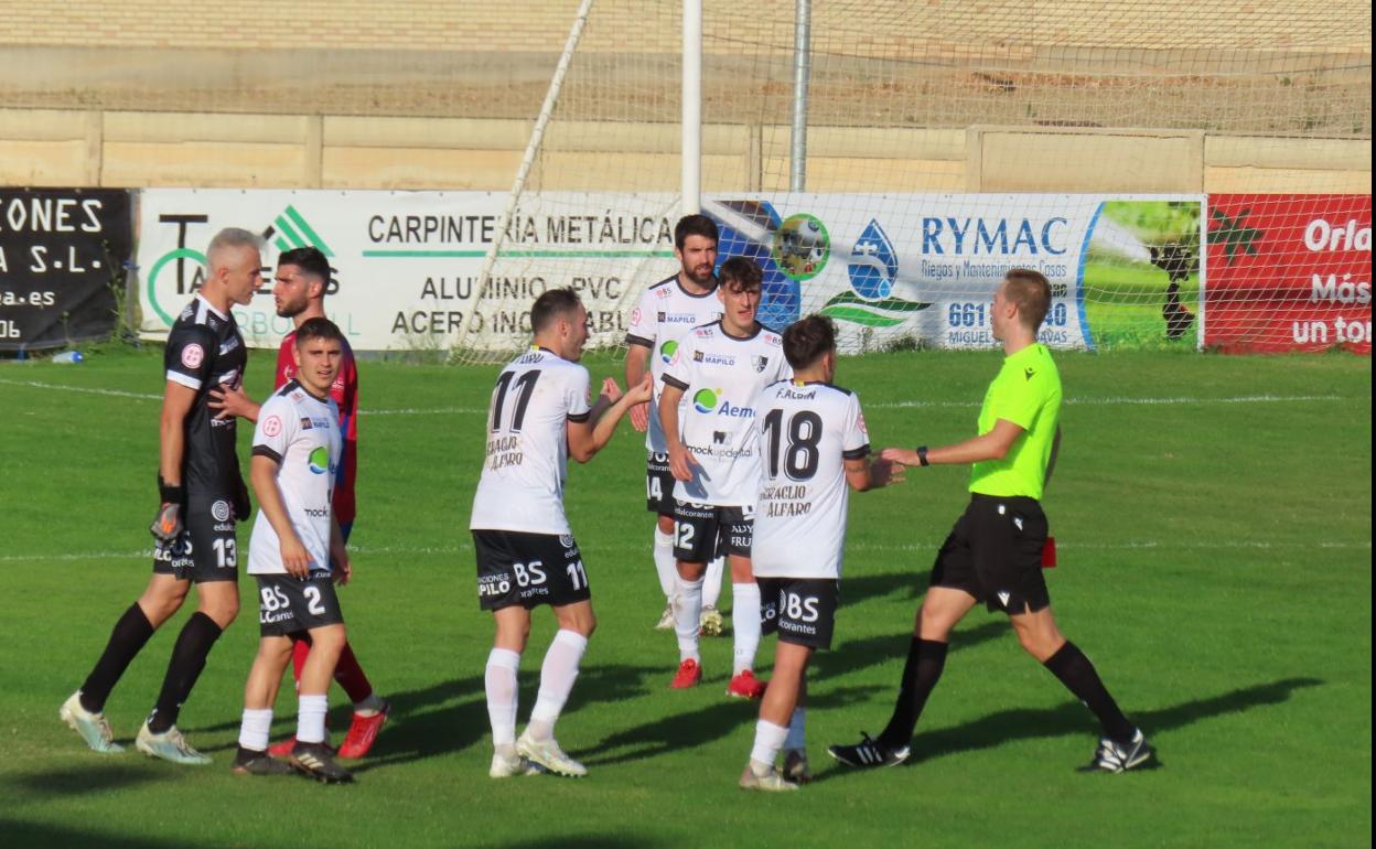 Los jugadores blanquillos protestan la expulsión directa de Zabal, que dejó al Alfaro con nueve jugadores en el minuto 42. 