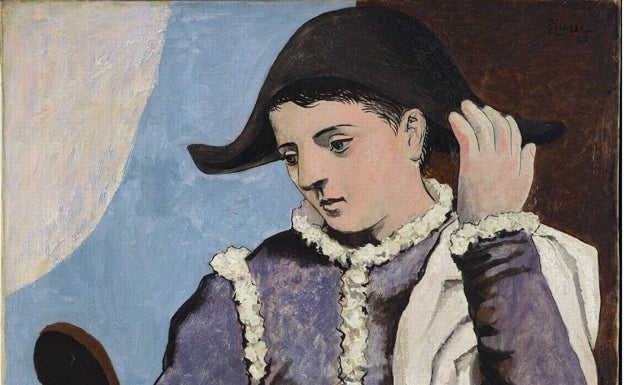 Imagen principal - 'Arlequín' de Picasso y dos de los modelos de Chanel expuestos en la muestras 