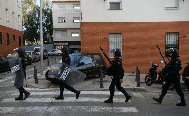 Imagen de un grupo de policías en la barriada ceutí tras el asesinato. 