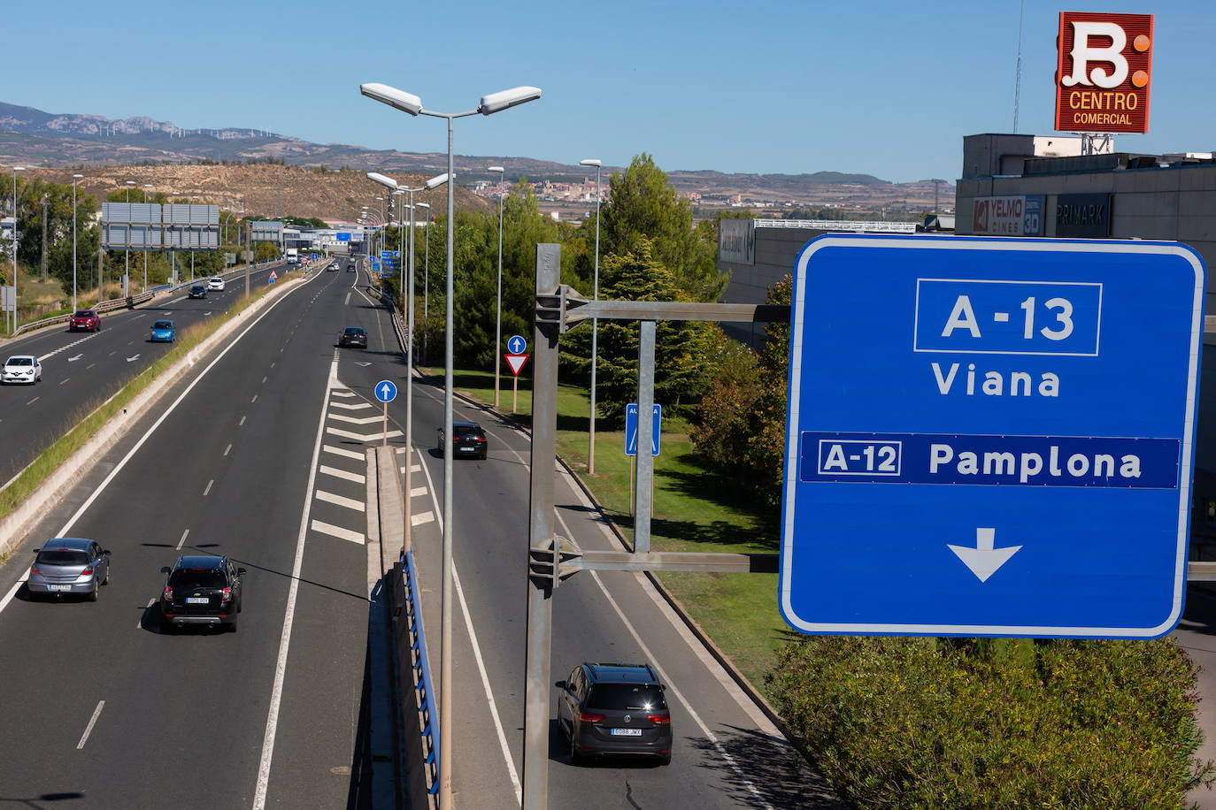 Imagen del puente sobre el Ebro cuyas obras de reforma han quedado desiertas. 