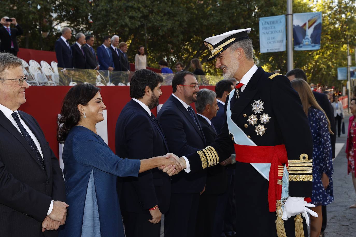 El rey Felipe VI saluda a la presidenta de La Rioja tras el desfile