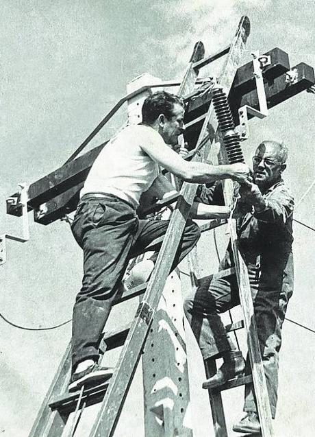 Imagen - Dos trabajadores, Pedro Heras y Adolfo Millán, sobre una línea de alta tensión.