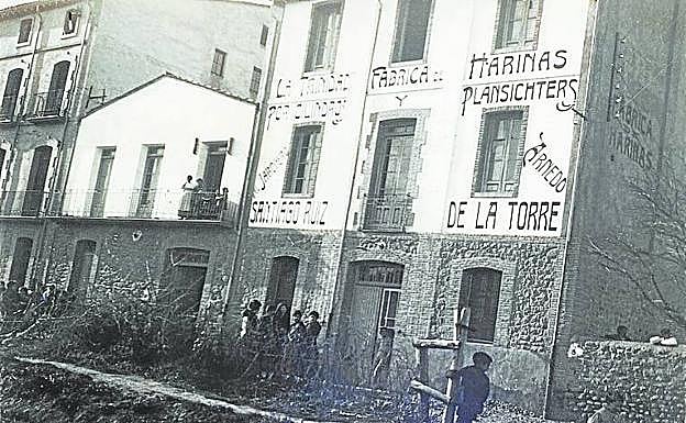 Taller de venta y reparación de vehículos y camiones en 1930.