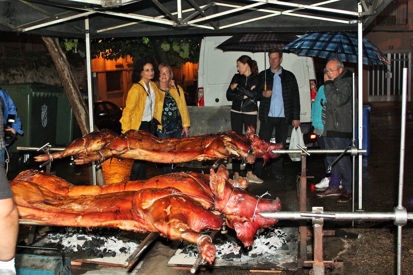 Fotos: Las fiestas de Gracias acogen una degustación a favor de los vecinos del edificio desalojado hace más de nueve meses por la explosión de gas