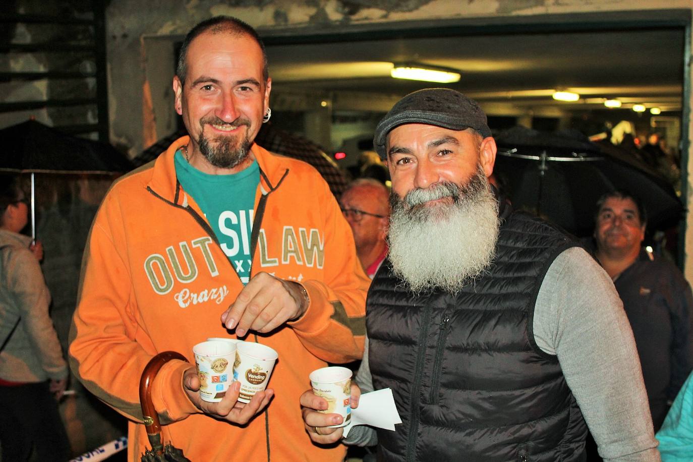 Fotos: Las fiestas de Gracias acogen una degustación a favor de los vecinos del edificio desalojado hace más de nueve meses por la explosión de gas