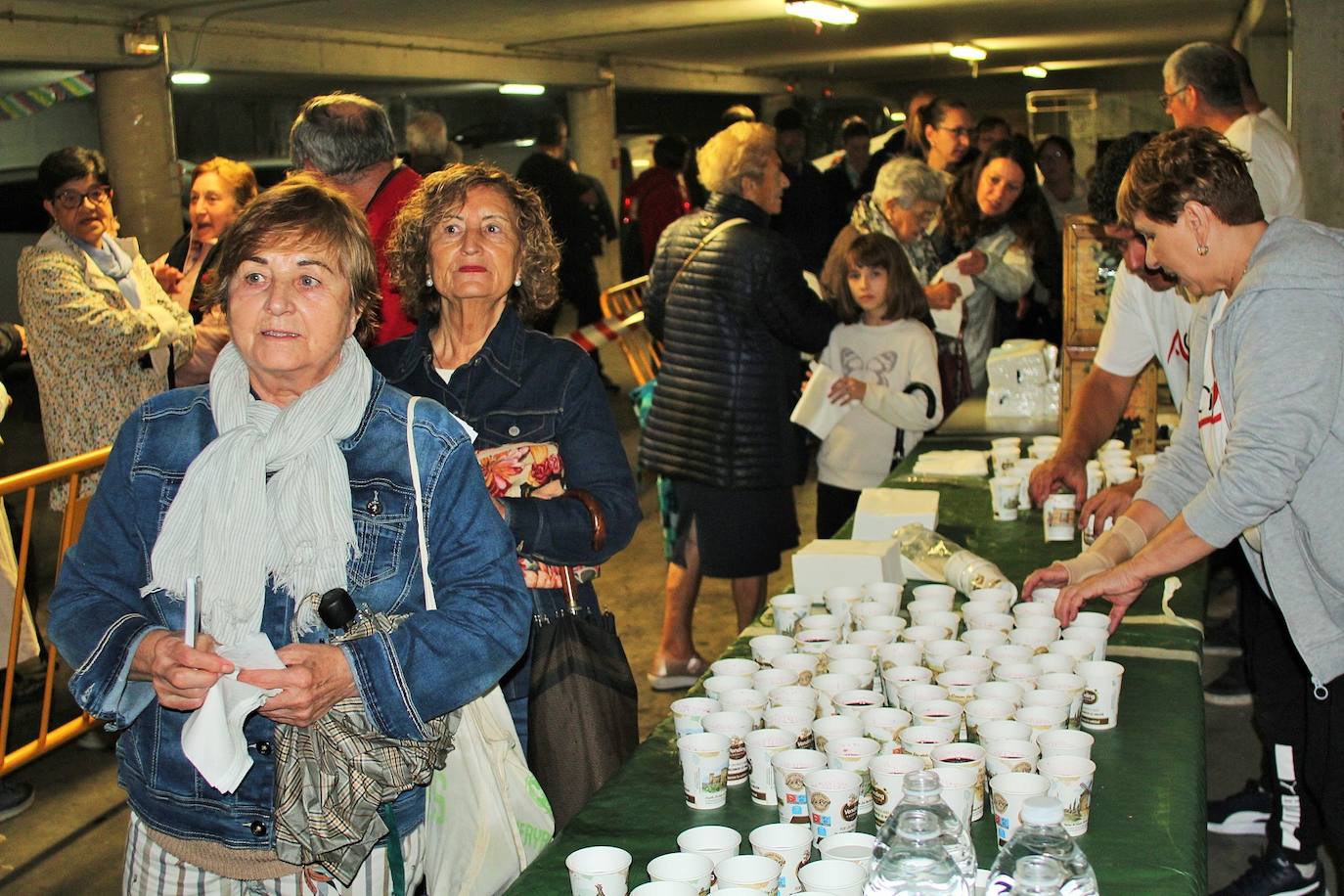 Fotos: Las fiestas de Gracias acogen una degustación a favor de los vecinos del edificio desalojado hace más de nueve meses por la explosión de gas