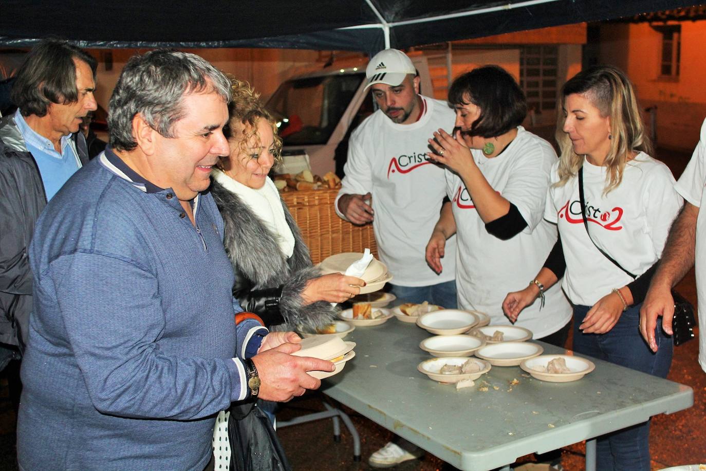 Fotos: Las fiestas de Gracias acogen una degustación a favor de los vecinos del edificio desalojado hace más de nueve meses por la explosión de gas