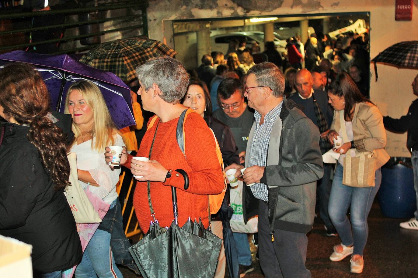 Fotos: Las fiestas de Gracias acogen una degustación a favor de los vecinos del edificio desalojado hace más de nueve meses por la explosión de gas