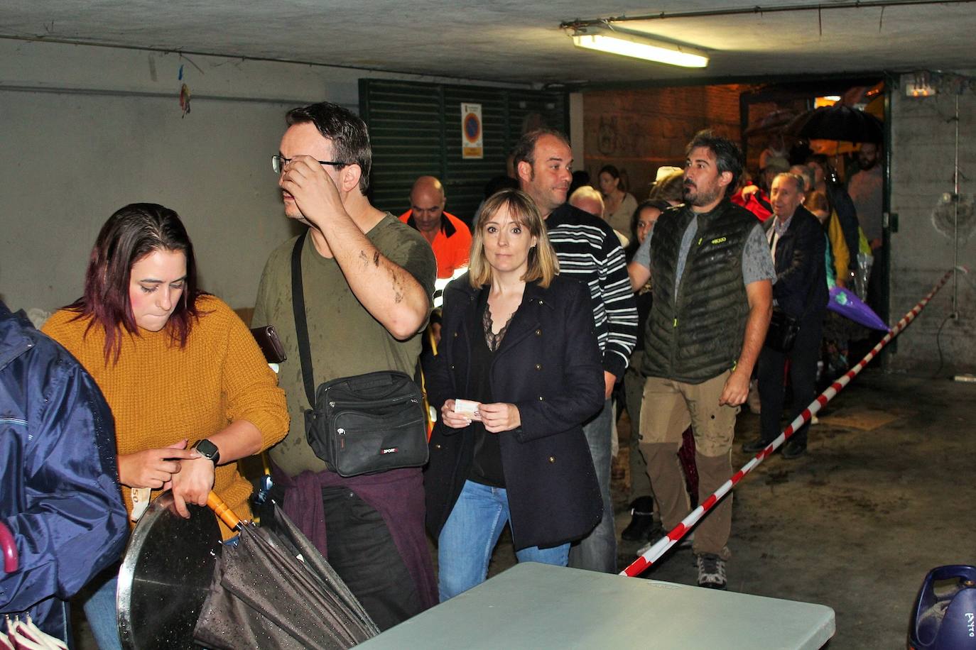 Fotos: Las fiestas de Gracias acogen una degustación a favor de los vecinos del edificio desalojado hace más de nueve meses por la explosión de gas