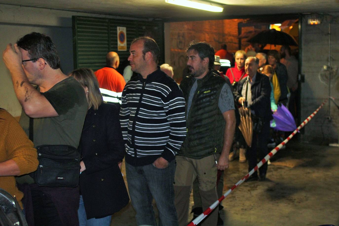 Fotos: Las fiestas de Gracias acogen una degustación a favor de los vecinos del edificio desalojado hace más de nueve meses por la explosión de gas